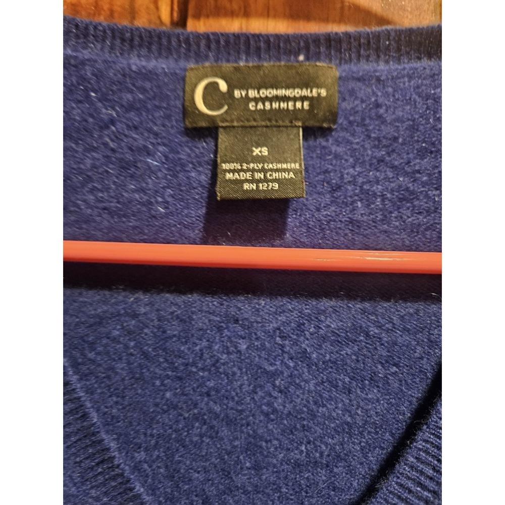 C By Bloomingdales Cashmere Sweater Blue V Neck 2 Ply Pullover Womens XS - Picture 2 of 5